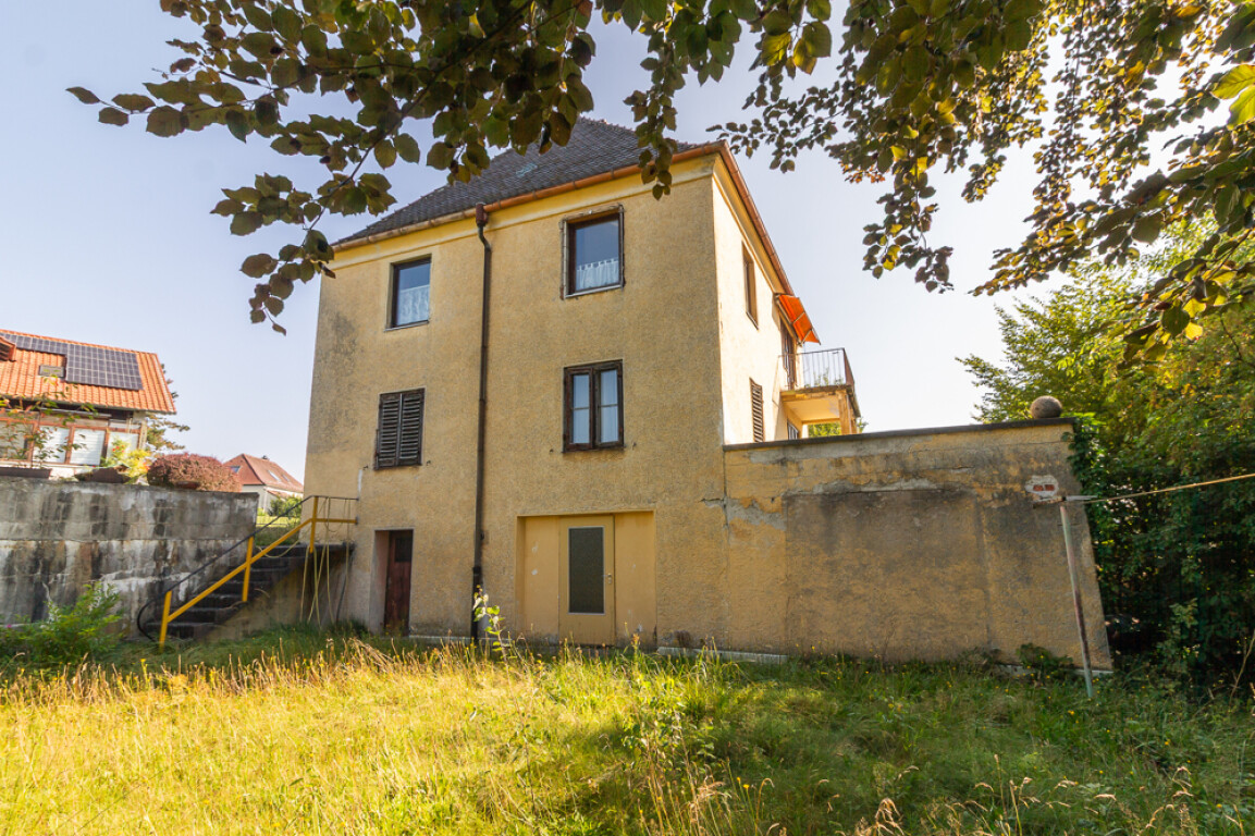 NATUR PUR IN DER STADT Passau-Neustift: 3.329 m² Grund, bebaut mit EFH Bj. 1933 / Abbruchobjekt
