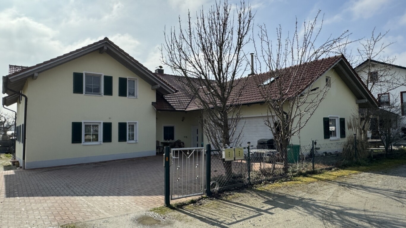 Osterhofen - Großzügiges Einfamilienhaus mit Einliegerwohnung Nähe Osterhofen/Gergweis