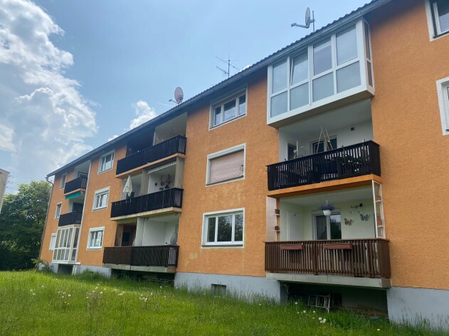 2-Zimmer-Wohnung - Für Bastler: Großzügige 2-Zimmer-Wohnung mit Tageslichtbad in Spiegelau