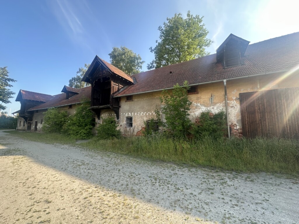 Rotthalmünster - Baugrundstück für Wohnheim, großer Denkmalstadl und Garagengebäude in Rotthalmünster/Zentrum