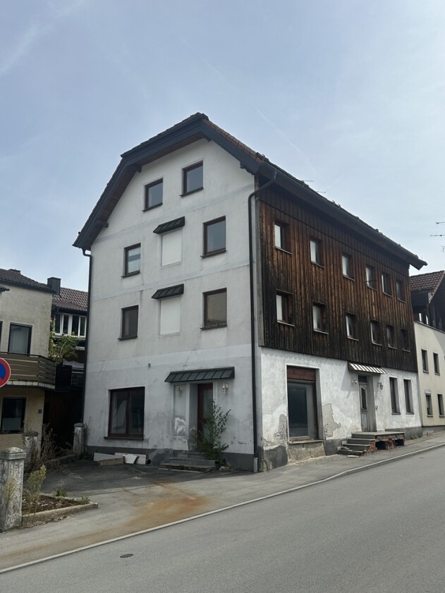 Mehrparteien - Renovierungsbedürftiges Mehrfamilienhaus in Aidenbach/Zentrum