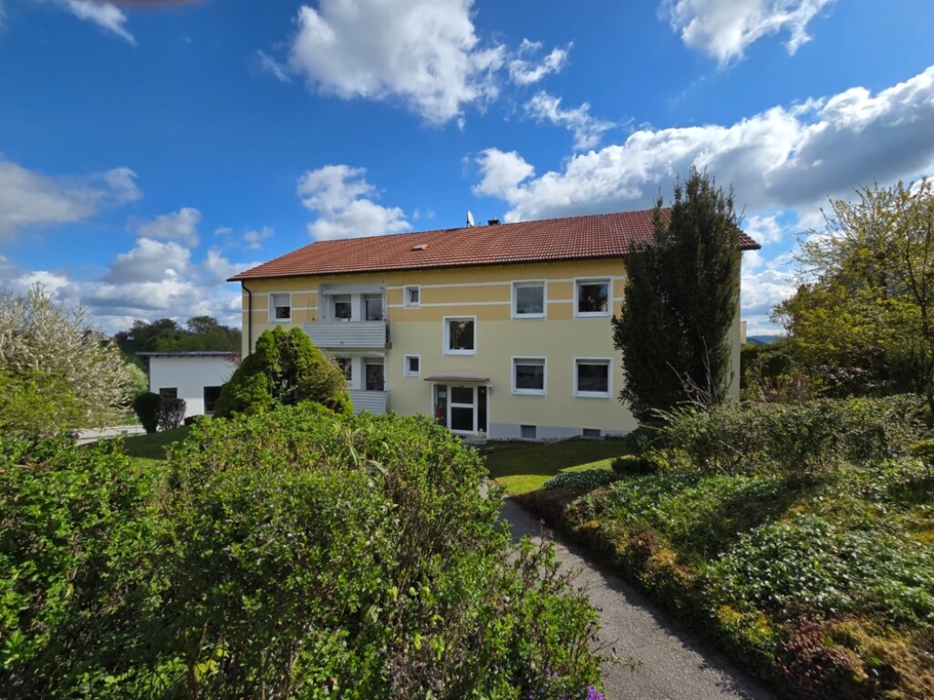 Neuburg am Inn: 4-Parteienhaus mit großem Grundstück und Entwicklungspotential bei Passau