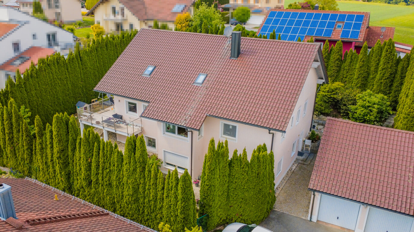 Ruderting: Mehrfamilienhaus mit 3 Einheiten, 24.000 € Jahreskaltmiete & 75 Jahren Erbpacht