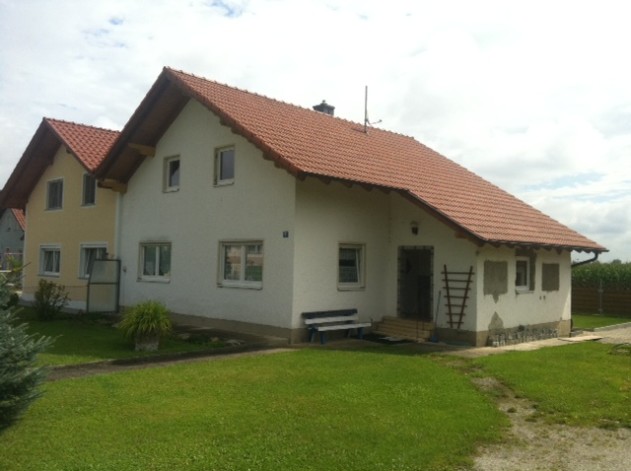 Doppelhaushälfte - Pocking: Teilrenovierte Doppelhaushälfte Baujahr 1956 mit Nebengebäude – ideal für Handwerker