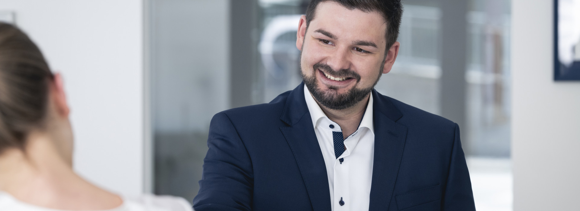 Professioneller Vermietungsservice – RESCH & SÖHNE prüft Mieterbonität, kümmert sich um Übergabe und schützt Eigentümer vor Risiken.