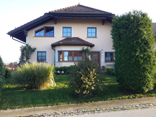 Großzügiges, gehobenes Wohnhaus mit 3 Einliegerwohnungen  - Großzügiges, gehobenes Wohnhaus mit 3 Einliegerwohnungen in schöner Randlage im Raum Tittling