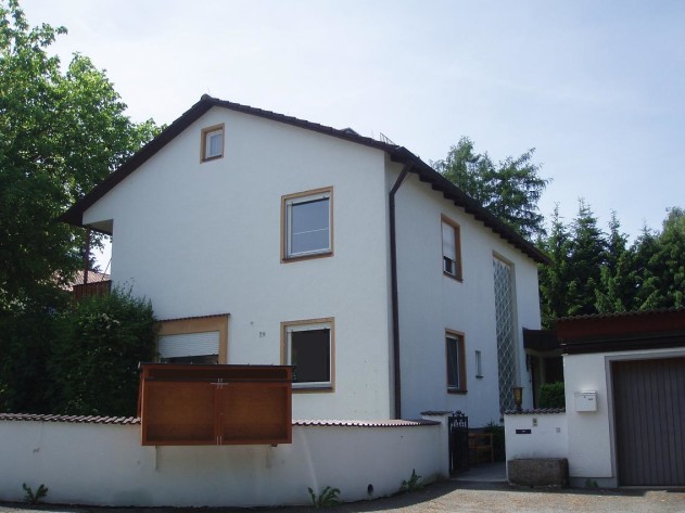 Wohnhaus mit Einliegerwohnung und Nebengebäude - Haus für Wohnen und Arbeiten oder Großfamilie 